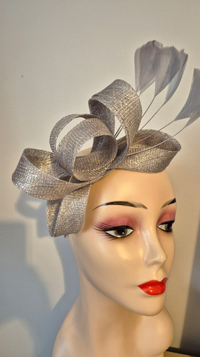 Silver grey bow feather - silver,